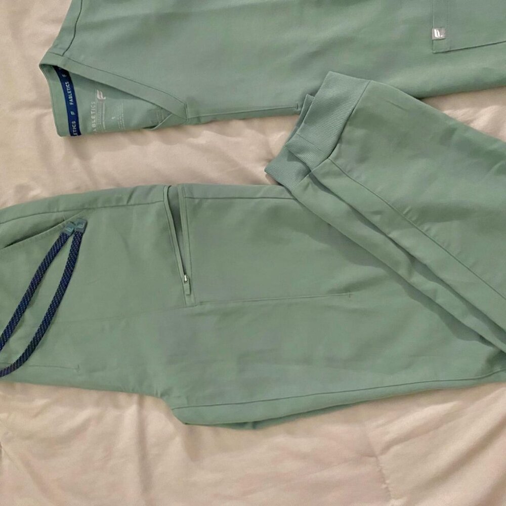 Fabletics Scrub Set- St - image 3